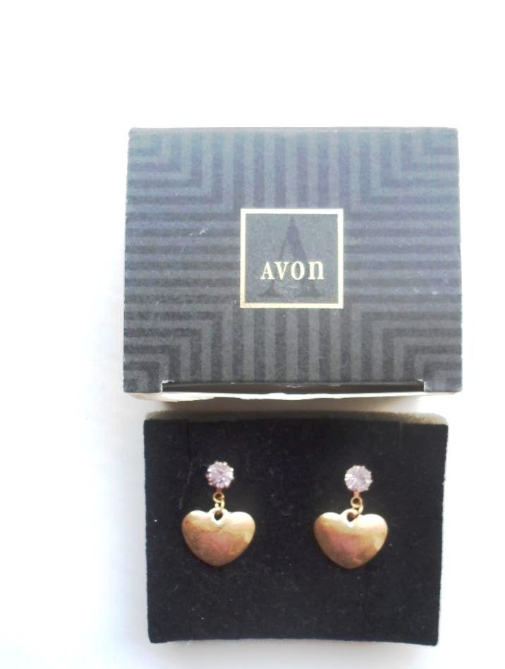 Avon oorstekers in de vorm van hartjes met strass steen, Overige materialen, Nieuw, Ophalen of Verzenden, Knopjes of Stekers