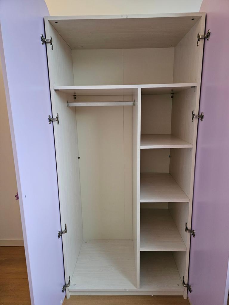 Mooie kledingkast.
In goede staat.
Plankjes en hanggedeelte, Ophalen, Gebruikt