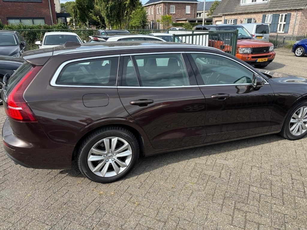 Volvo V60 D3 150pk Geartronic 2020 Bruin, Auto's, Volvo, Stof, 1800 kg, Zwart, 4 cilinders
