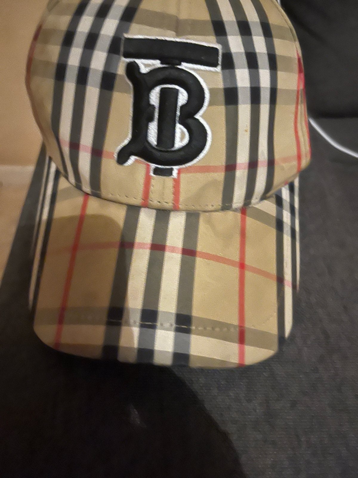 Burberry pet met TB-monogram en geruit patroon, Ophalen, Zo goed als nieuw, One size fits all, Pet
