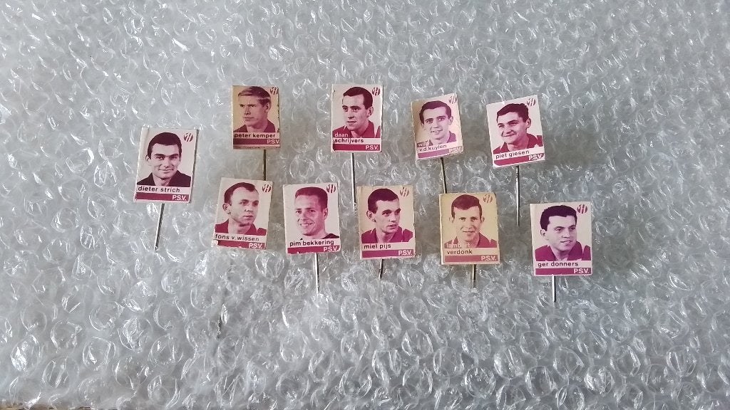 10 verschillende speldjes oud voetbal spelers P.S.V., Verzamelen, Speldjes, Pins en Buttons, Ophalen of Verzenden, Zo goed als nieuw