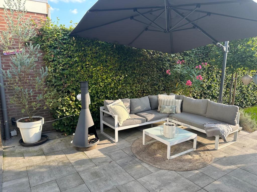 Moderne Witte Loungeset met Grijze Kussens en salontafel, Ophalen, 5 zitplaatsen, Gebruikt, Aluminium
