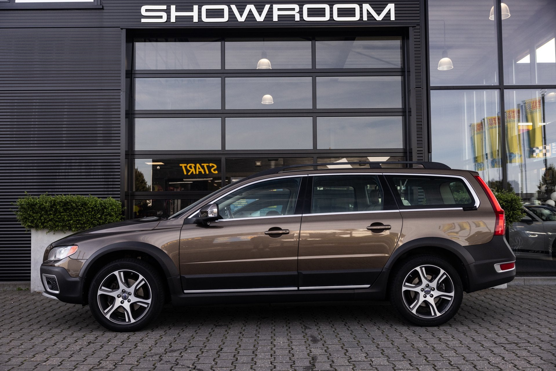Volvo XC70 2.4 D5 Summum AWD NL Auto, Apple Carplay, Facelif, Automaat, 15 km/l, Gebruikt, Beige