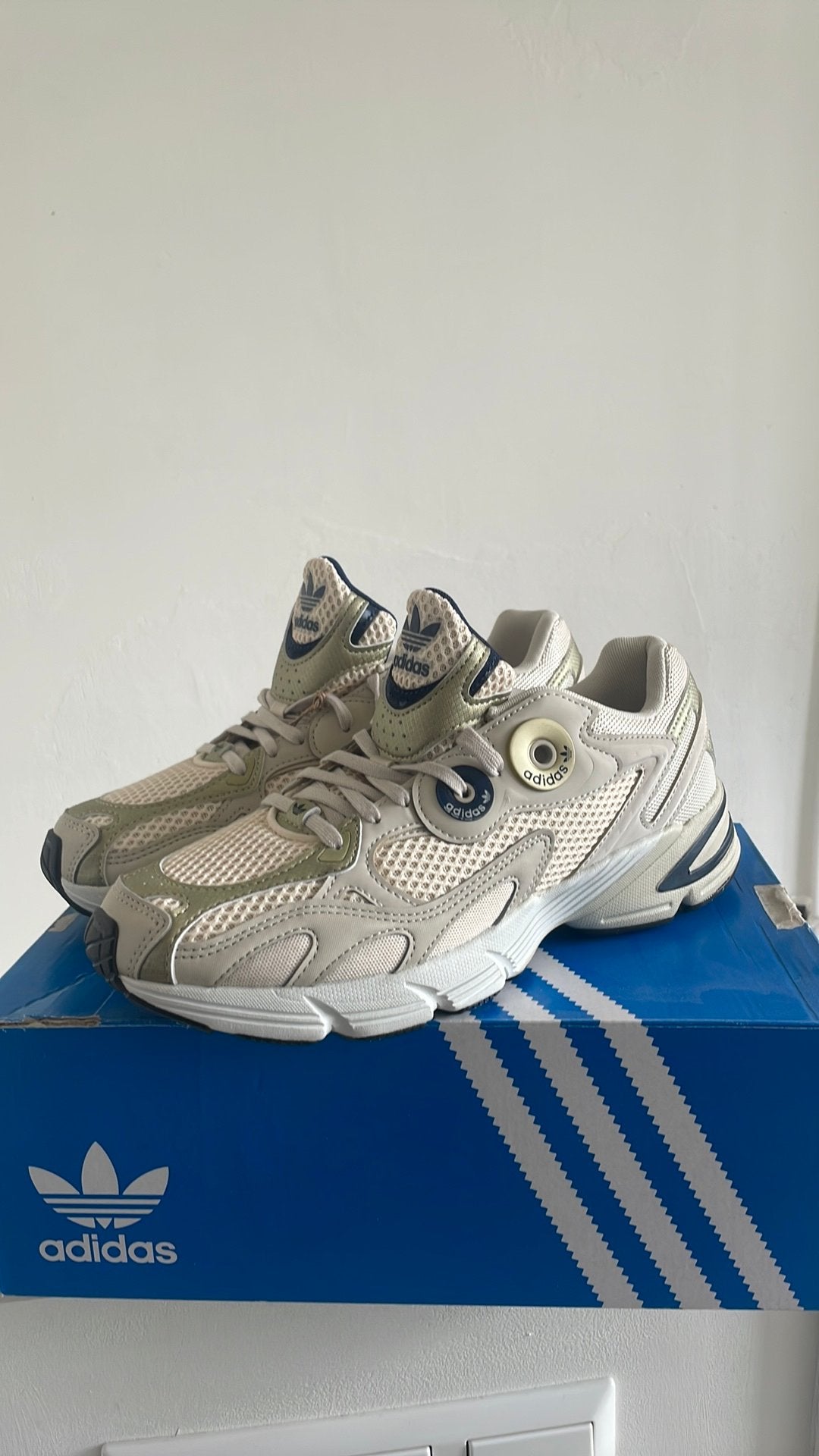 Adidas Astir W - collectors item, Ophalen of Verzenden, Nieuw, Wit, Sneakers of Gympen