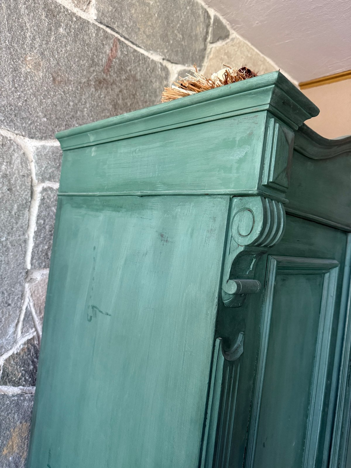 Antieke kledingkast in groen, Ophalen