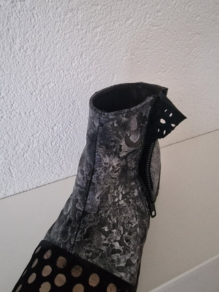 Papucei laarzen, zwart, zilver/goud. Maat 40, Kleding | Dames, Zwart, Lage of Enkellaarzen, Ophalen of Verzenden, Zo goed als nieuw