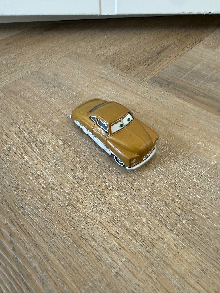 Heel goed goud Disney Pixar Mattel 1:55 Mildred Bylane auto, Ophalen of Verzenden, Zo goed als nieuw