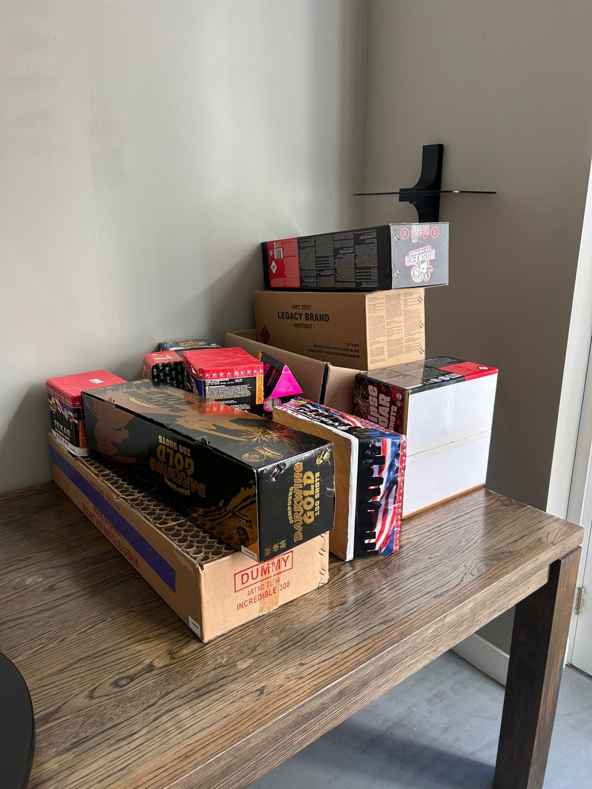 Gratis af te halen: stapel vuurwerk dummy's, Ophalen, Meerdere media