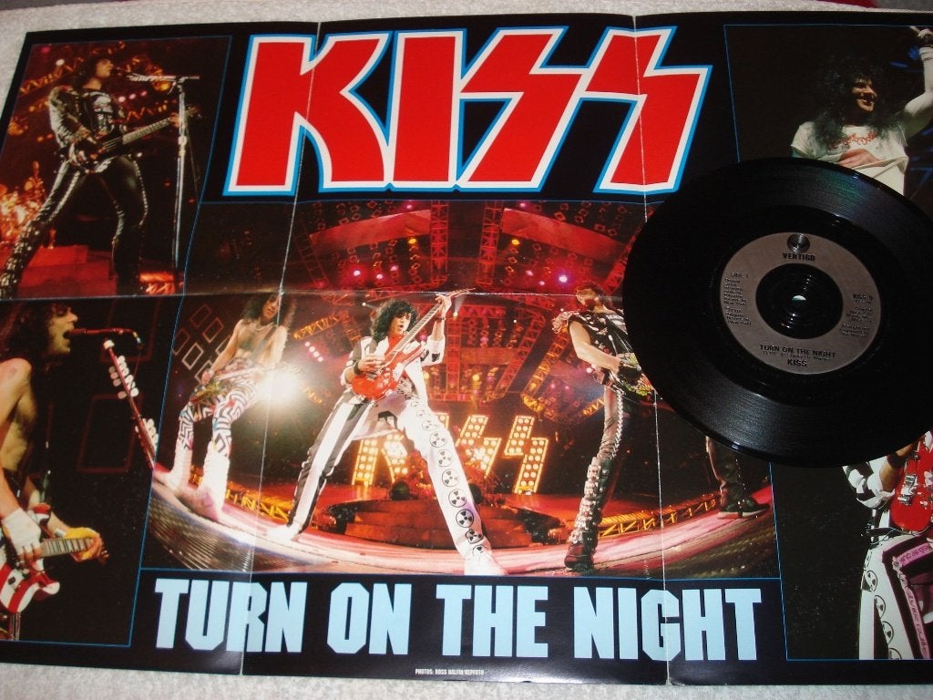 Kiss     Turn on The Night   Poster hoes   Orgineel, Inclusief poster, Ophalen of Verzenden, Zo goed als nieuw, Rock en Metal