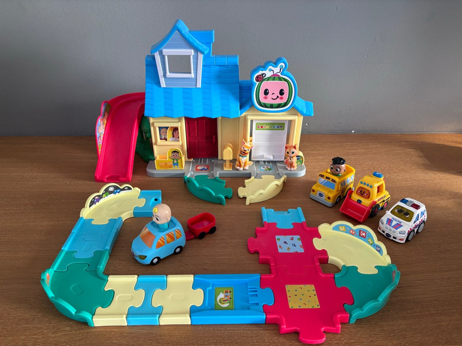 Cocomelon Toet toet speelset met huis, auto's en figuren, Ophalen of Verzenden, Gebruikt, Jongen of Meisje