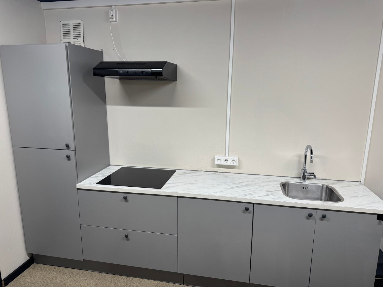 Rechte Bruynzeel keuken platinagrijs / taupe  Z.G.A.N., Huis en Inrichting, Keuken | Complete keukens, Ophalen of Verzenden, Zo goed als nieuw