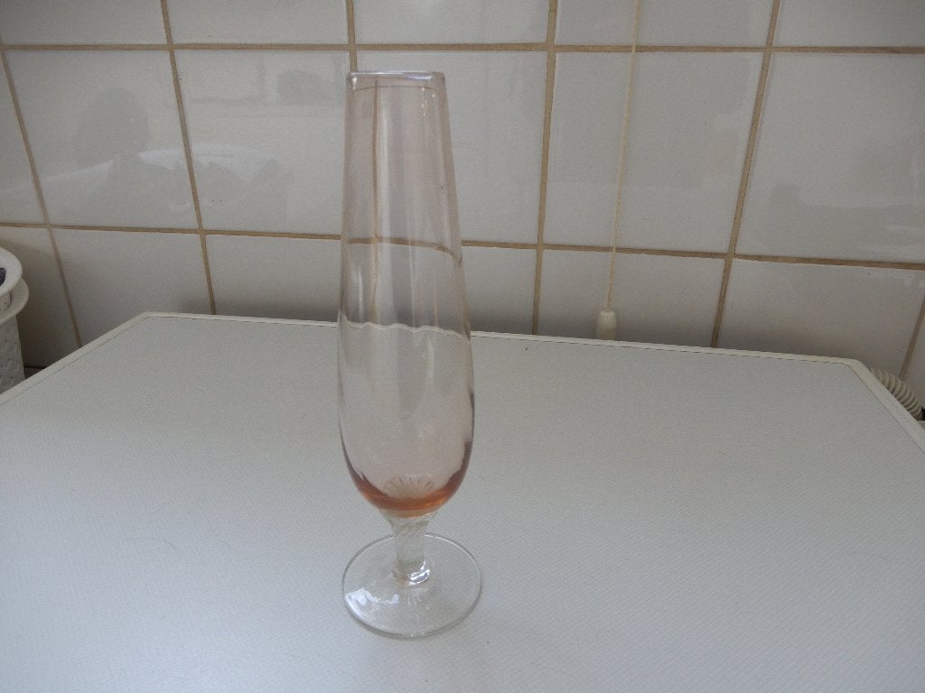 Vaasje kristalglas, licht gekleurd op mooie voet, Ophalen of Verzenden