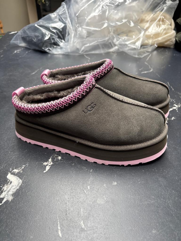 Nieuwe UGG Tasmans in grijs met roze size 39, Verzenden, Nieuw, Grijs, Pantoffels of Sloffen
