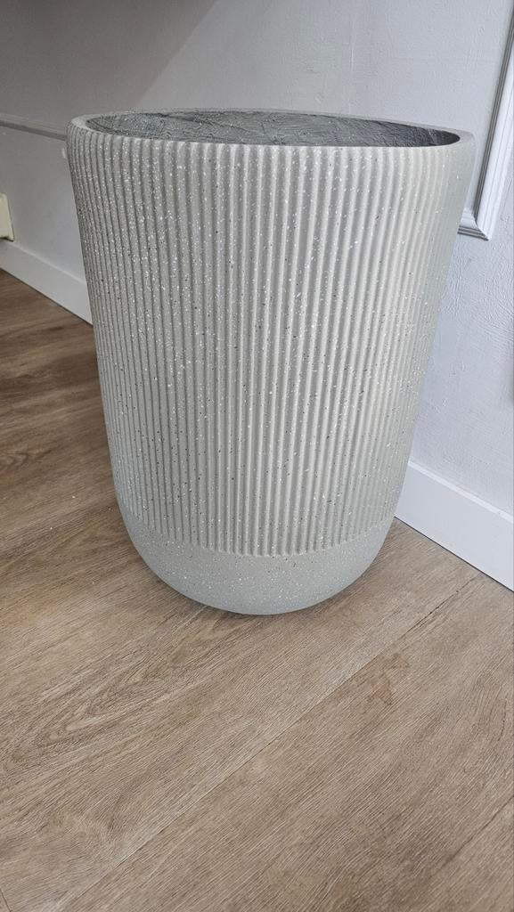 Grote geribbelde terrazzo bloempot, grijs, 50cm hoog, Tuin en Terras, Bloempotten, Ophalen, Rond, 40 cm of meer, 40 tot 70 cm