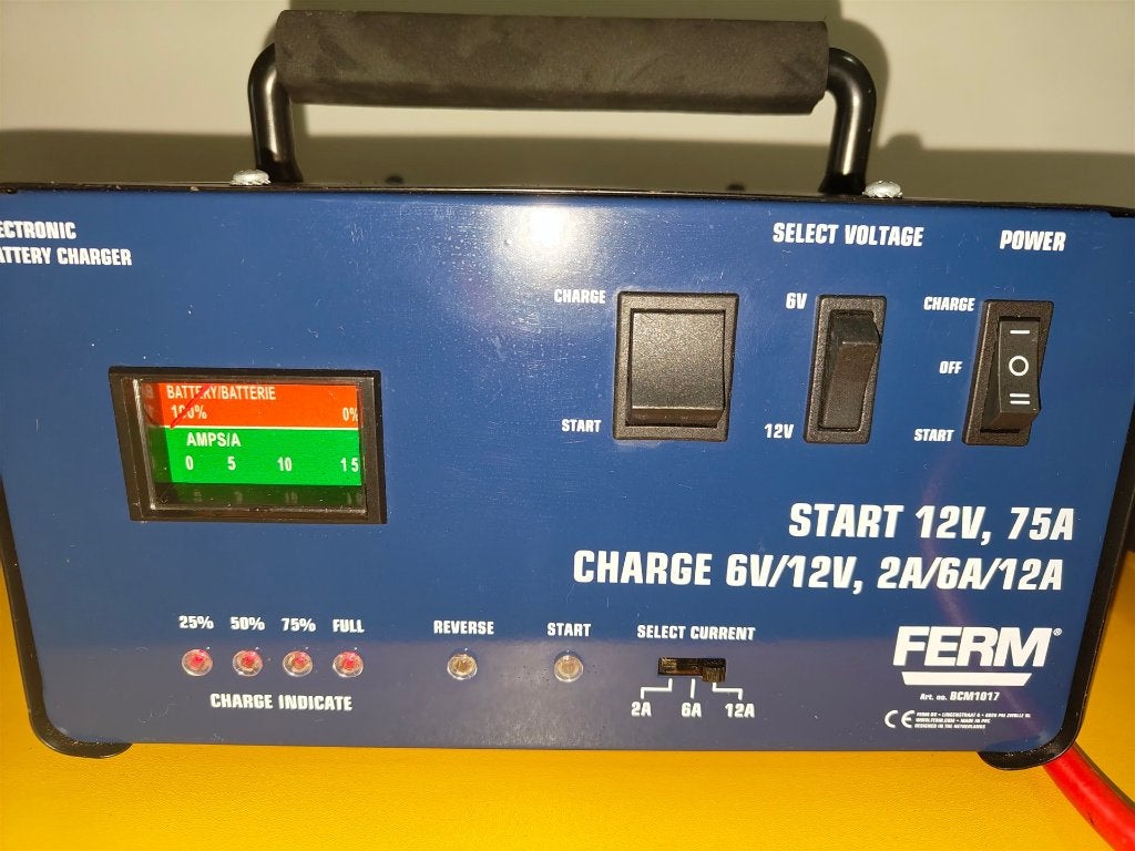 krachtige acculader jumpstarter Ferm BCM 1017 2 6 12 Ampere, Ophalen of Verzenden, Zo goed als nieuw