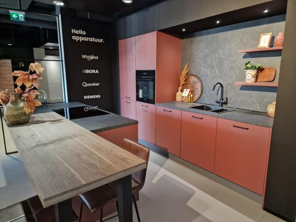 Showroom keuken karmijnrood met kookeiland en bar + AquaHOT!, Huis en Inrichting, Keuken | Complete keukens, Ophalen, Overige typen