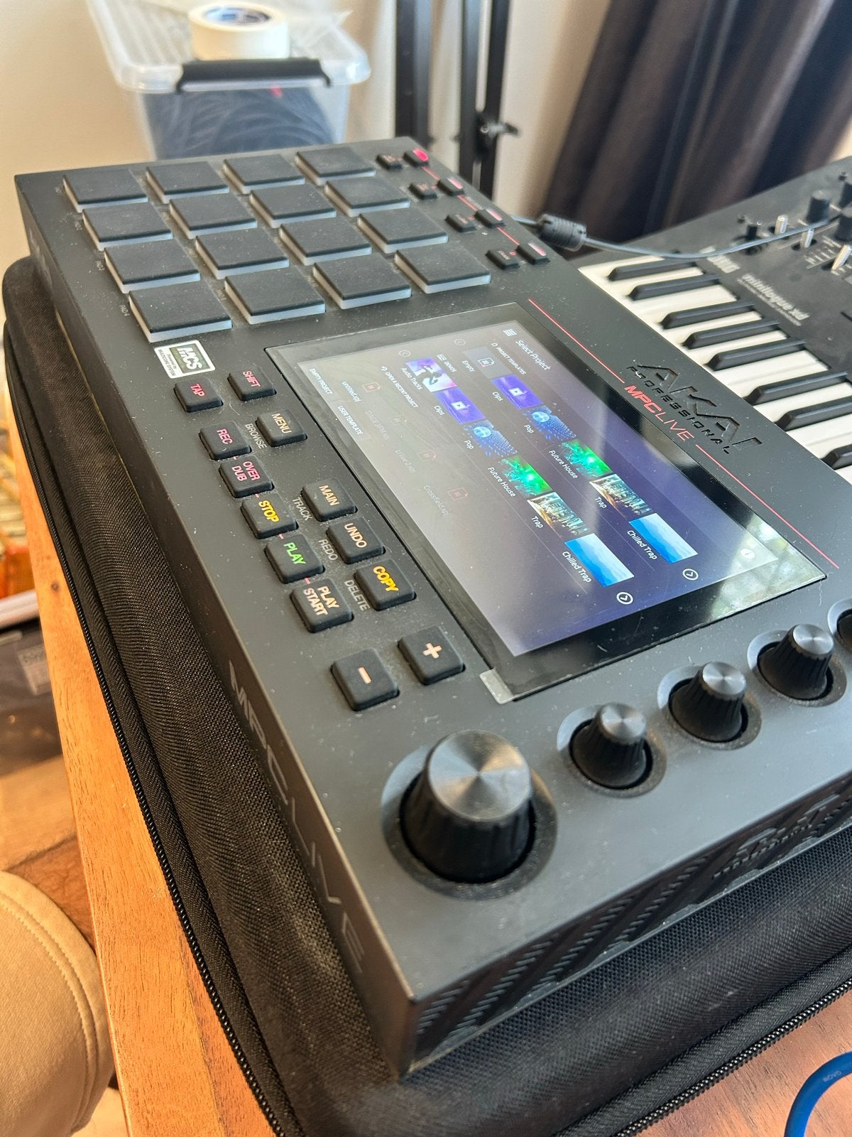 AKAI MPC Live I met 60GB SSD, softcase en USB kabel, Muziek en Instrumenten, Overige aantallen, Zo goed als nieuw, Met koffer of flightcase