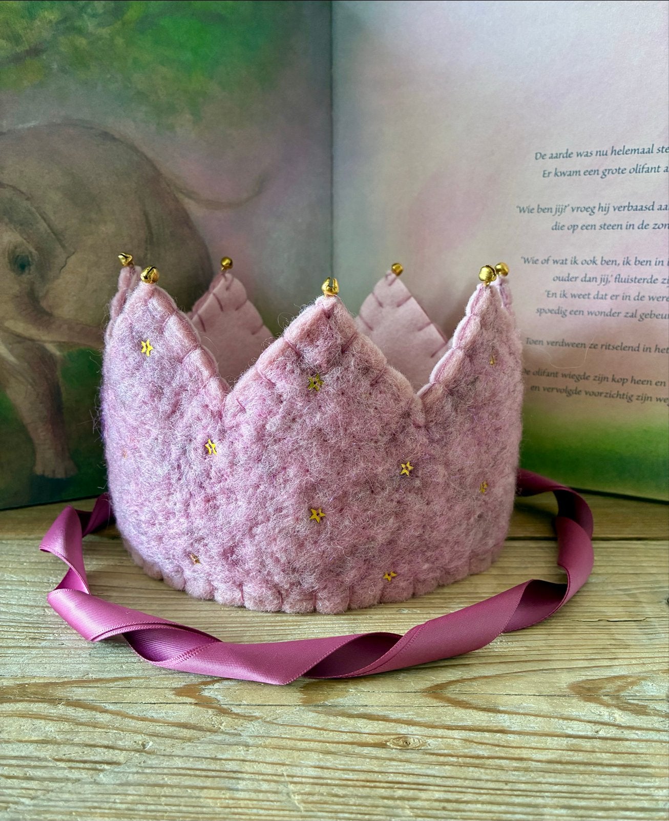Roze vilten kroon met gouden sterren en belletjes, Verzenden, Nieuw