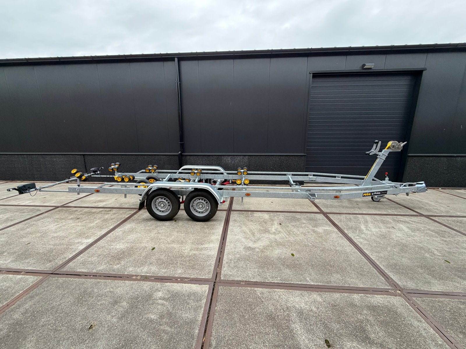 PEGA V2700-700 Boottrailer - Dubbelassig, Geremd, Watersport en Boten, Ophalen, Sloepentrailer, 6 tot 9 meter, Zo goed als nieuw
