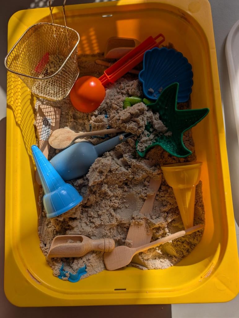 Kinetisch zand met speelgoed in een bak, Kinderen en Baby's, Speelgoed | Educatief en Creatief, Ophalen