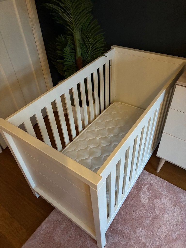 Mooi babybed in hoogte verstelbaar, Ophalen, Gebruikt, Ledikant