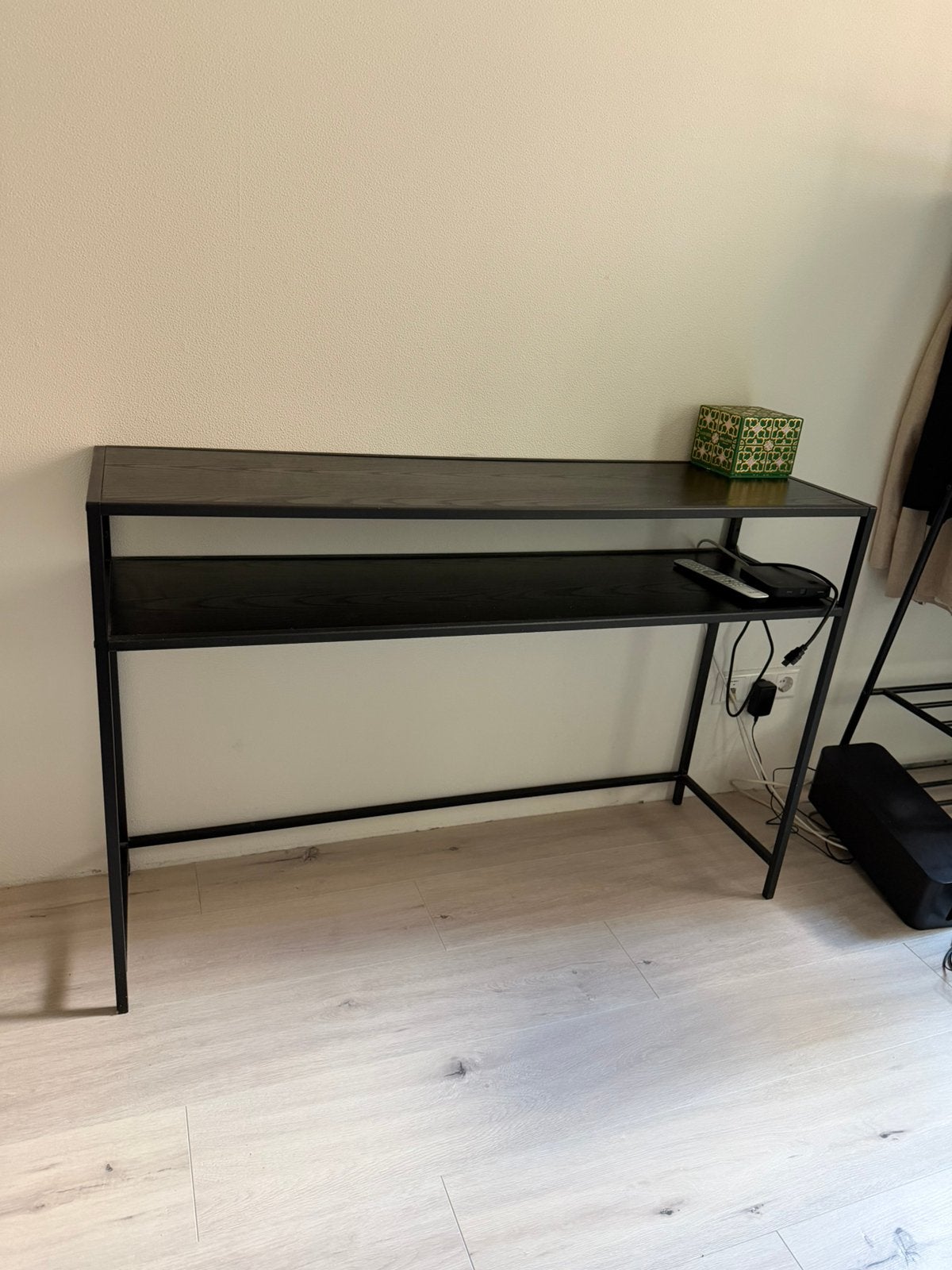Zwarte sidetable/wandkast, Huis en Inrichting, Tafels | Sidetables, Ophalen, 100 tot 150 cm, Zo goed als nieuw, Metaal