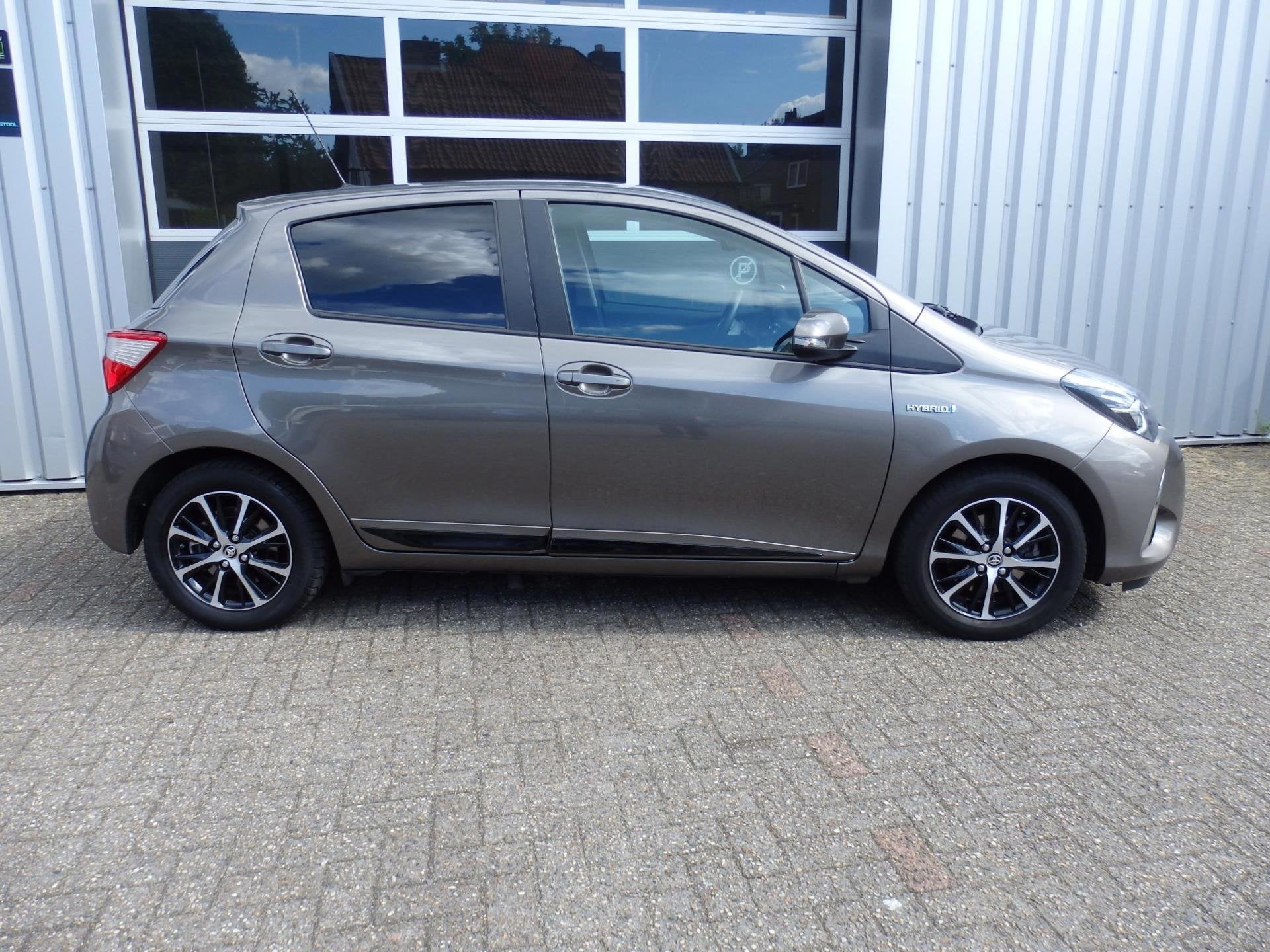 Toyota Yaris 1.5 Hybrid Comfort | Navi | PDC | Fietsdrager t, 12 maanden, 61 pk, Bedrijf, Grijs