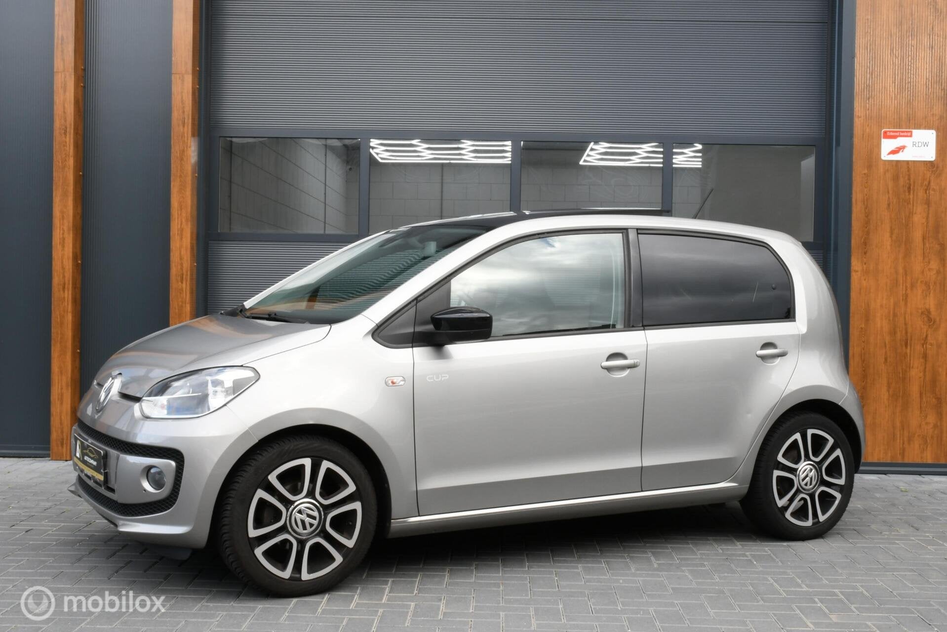 Volkswagen Up! 1.0 high up! Cup Edition! PANO/AIRCO/NAVI, Auto's, Voorwielaandrijving, Euro 5, Gebruikt, Up!