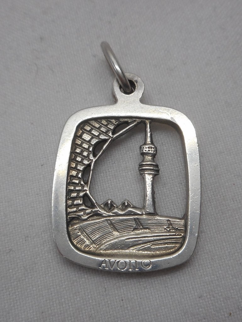 Zilveren hanger olympisch stadion van Munchen AVON nr.743, Verzenden, Zo goed als nieuw, Zilver, Zilver