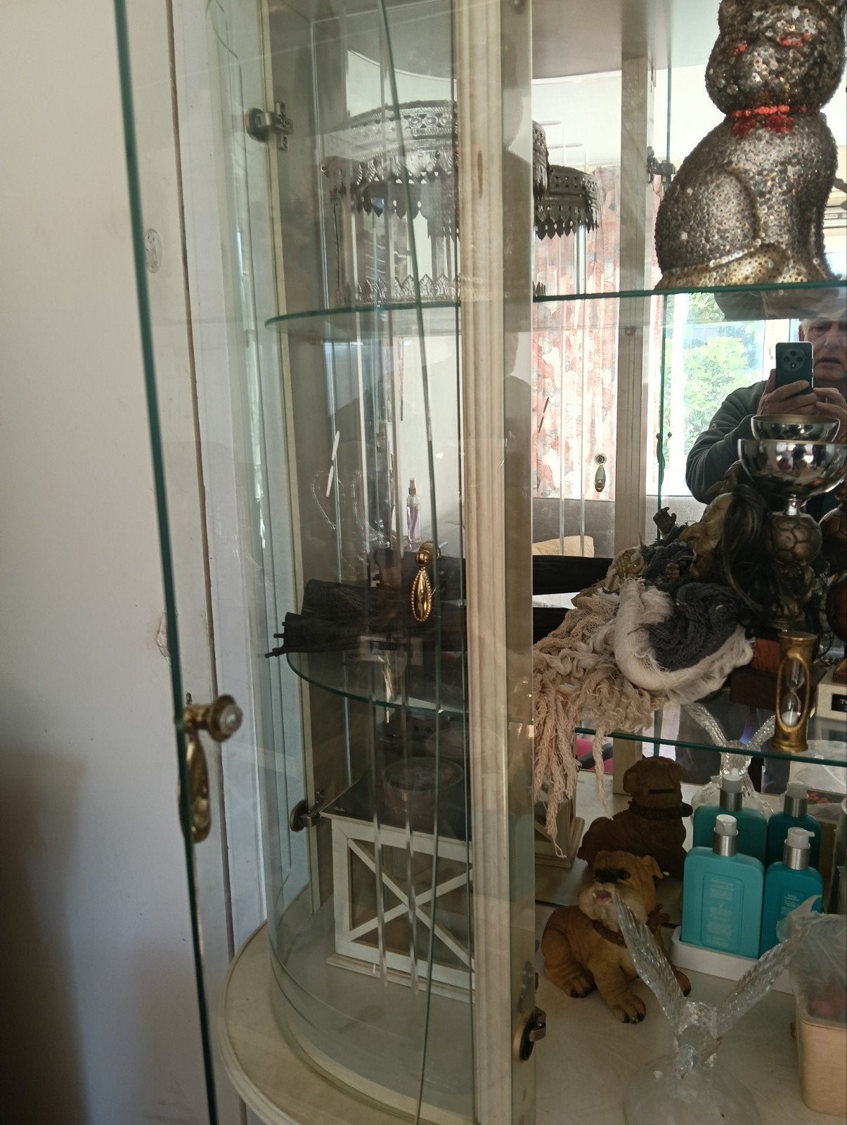 Elegante Vitrinekast met Glazen Deuren en Opbergruimte, Huis en Inrichting, Kasten | Vitrinekasten, Ophalen, Gebruikt, Glas, Klassiek, Elegant