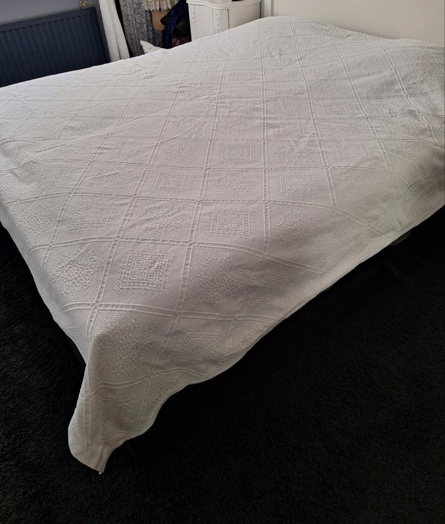 Witte beddensprei 2- persoons, Ophalen