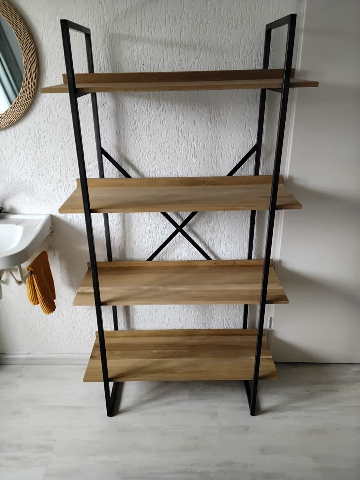 Mooi houten boekenrek met metalen frame, Met plank(en), 50 tot 100 cm, Zo goed als nieuw, 150 tot 200 cm