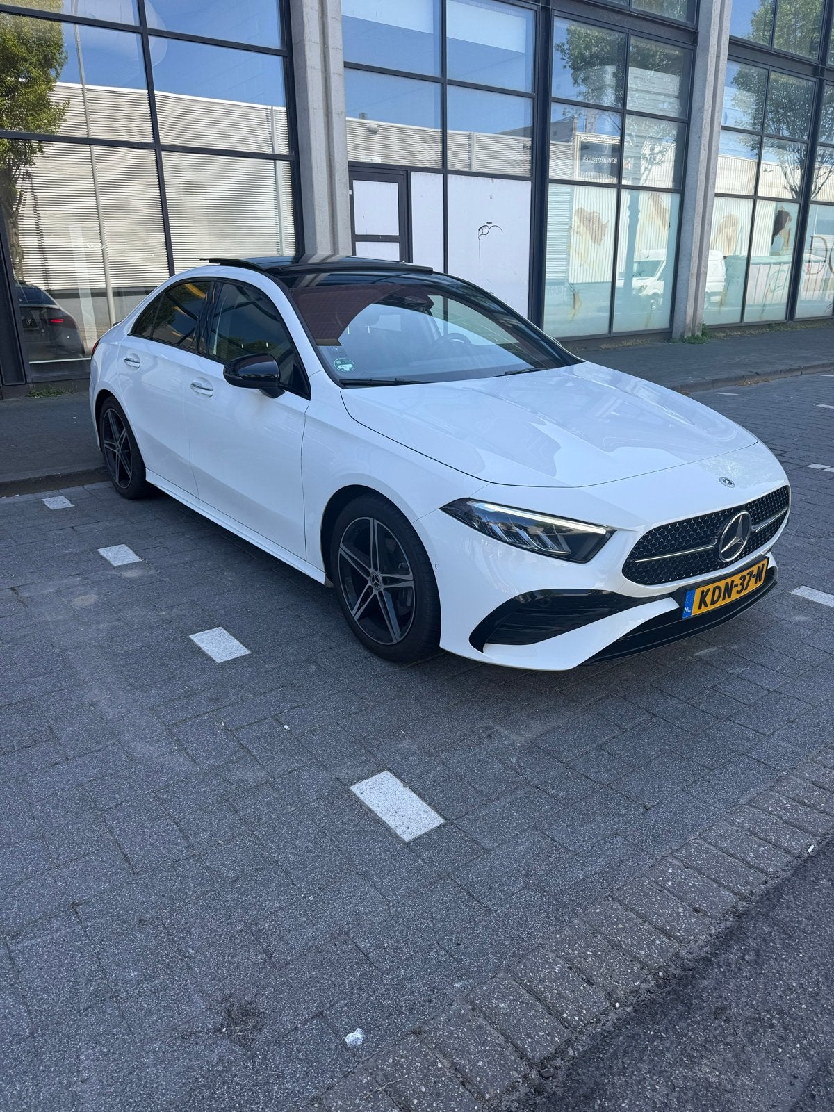 Mercedes-Benz A 200 Limousine 2024 Wit Pano AMG Garantie, Hybride Elektrisch/Benzine, Sedan, Geïmporteerd, 725 kg
