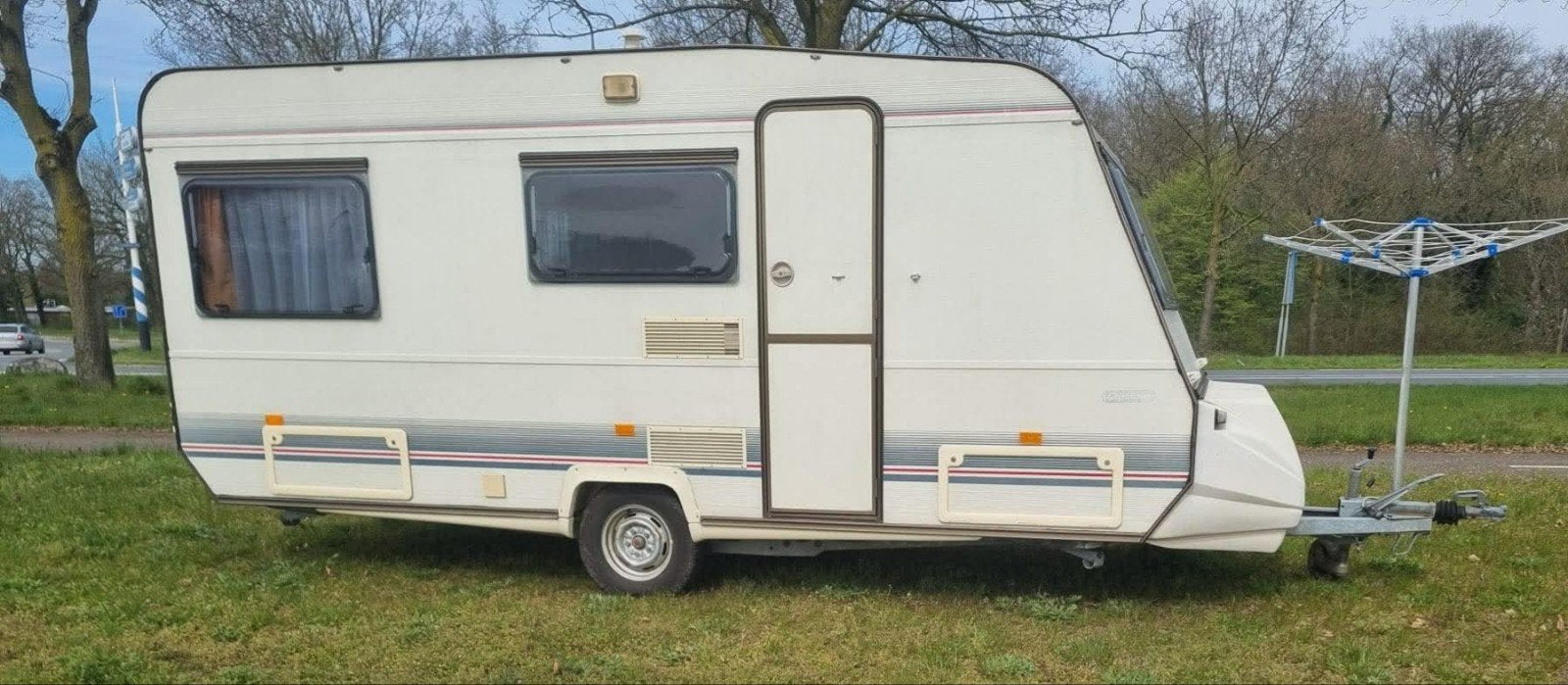 Zeer nette Adria Caravan met voortent en rondzit, Particulier
