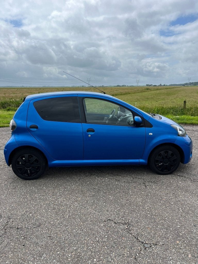 Toyota Aygo 1.0 12V Vvt-i 5DRS 2013 Blauw, Auto's, Toyota, Voorwielaandrijving, Stof, Zwart, Origineel Nederlands