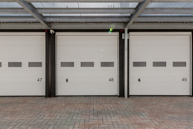 TE HUUR Bedrijfsbox Garagebox in Haarlem, 18 m², Huur, Bedrijfsruimte
