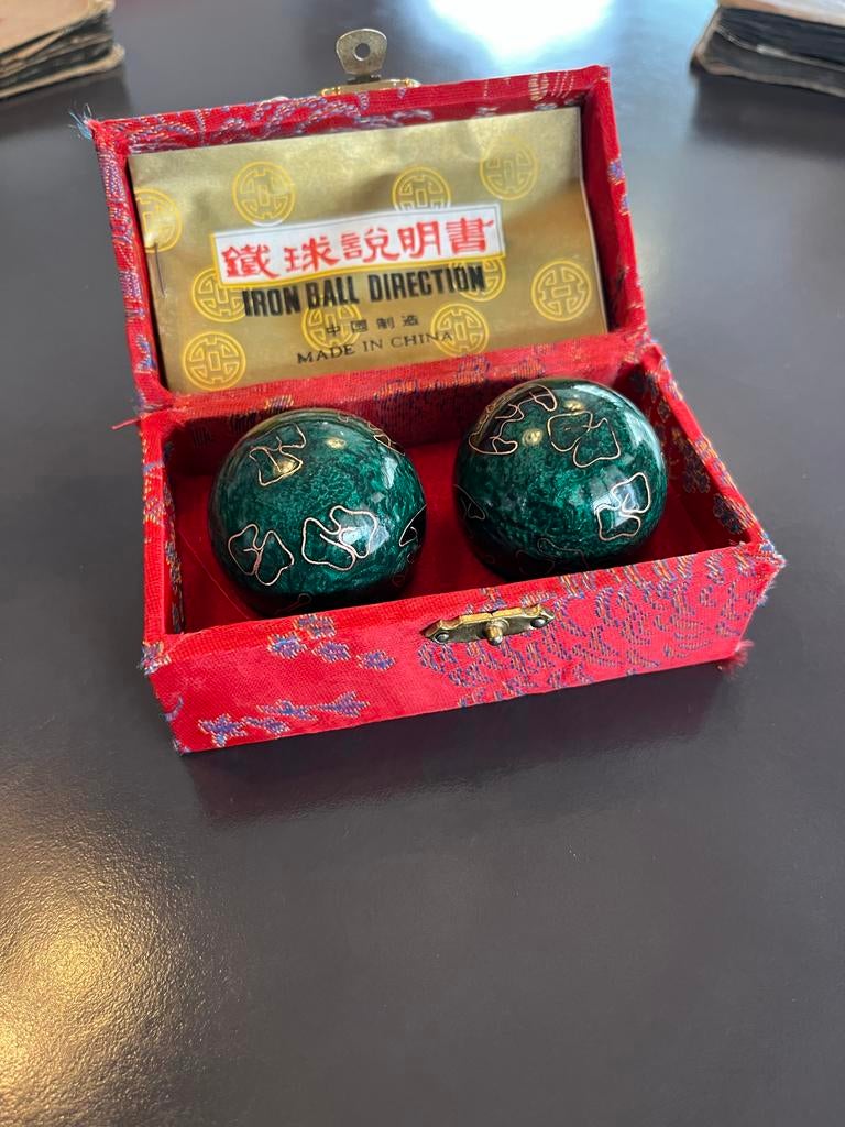 Chinese gezondheidsballen in rode zijden doos, Ophalen, Zo goed als nieuw