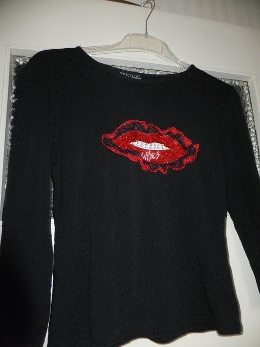 Aparte top in zwart met rood lippen kus detail op voorkant., Verzenden, Zwart, Lange mouw, Maat 36 (S)