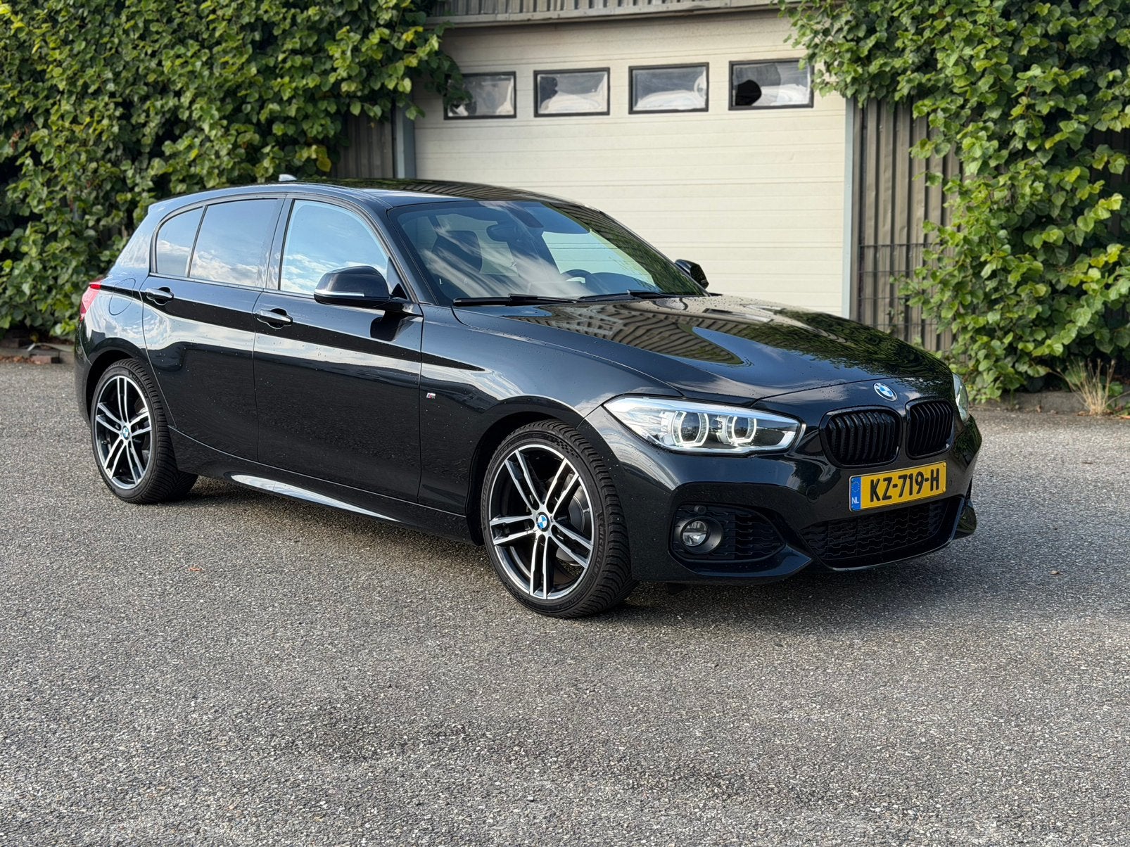 BMW 1-Serie 118i M sport Aut zwart, Bluetooth, Zwart, 650 kg, Particulier
