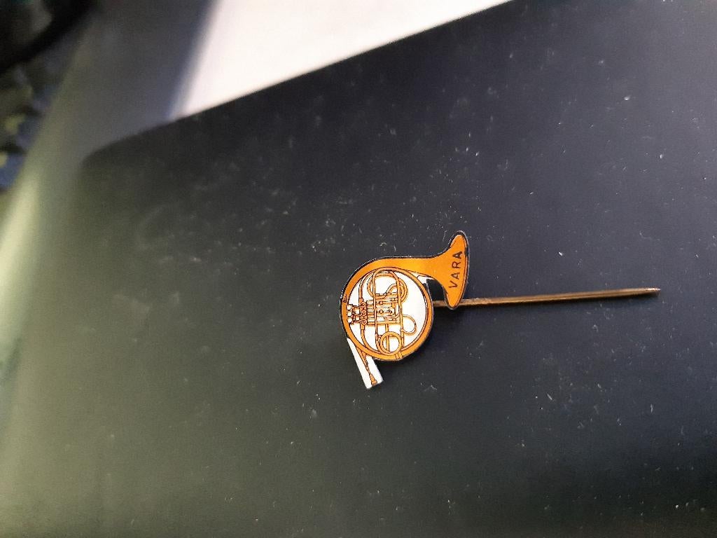 Speldje Vara blaasinstrument (Z184-11), Verzamelen, Speldjes, Pins en Buttons, Ophalen of Verzenden, Zo goed als nieuw, Overige onderwerpen