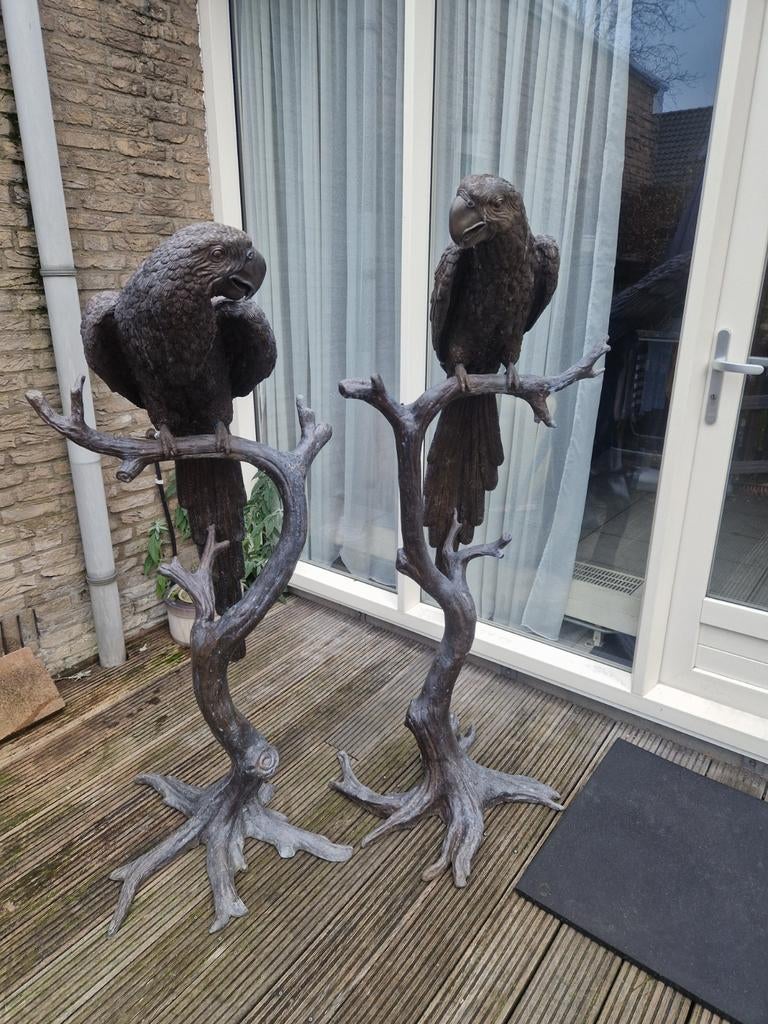 Twee grote papegaaien bronzen beelden op tak, Tuin en Terras, Tuinbeelden, Ophalen