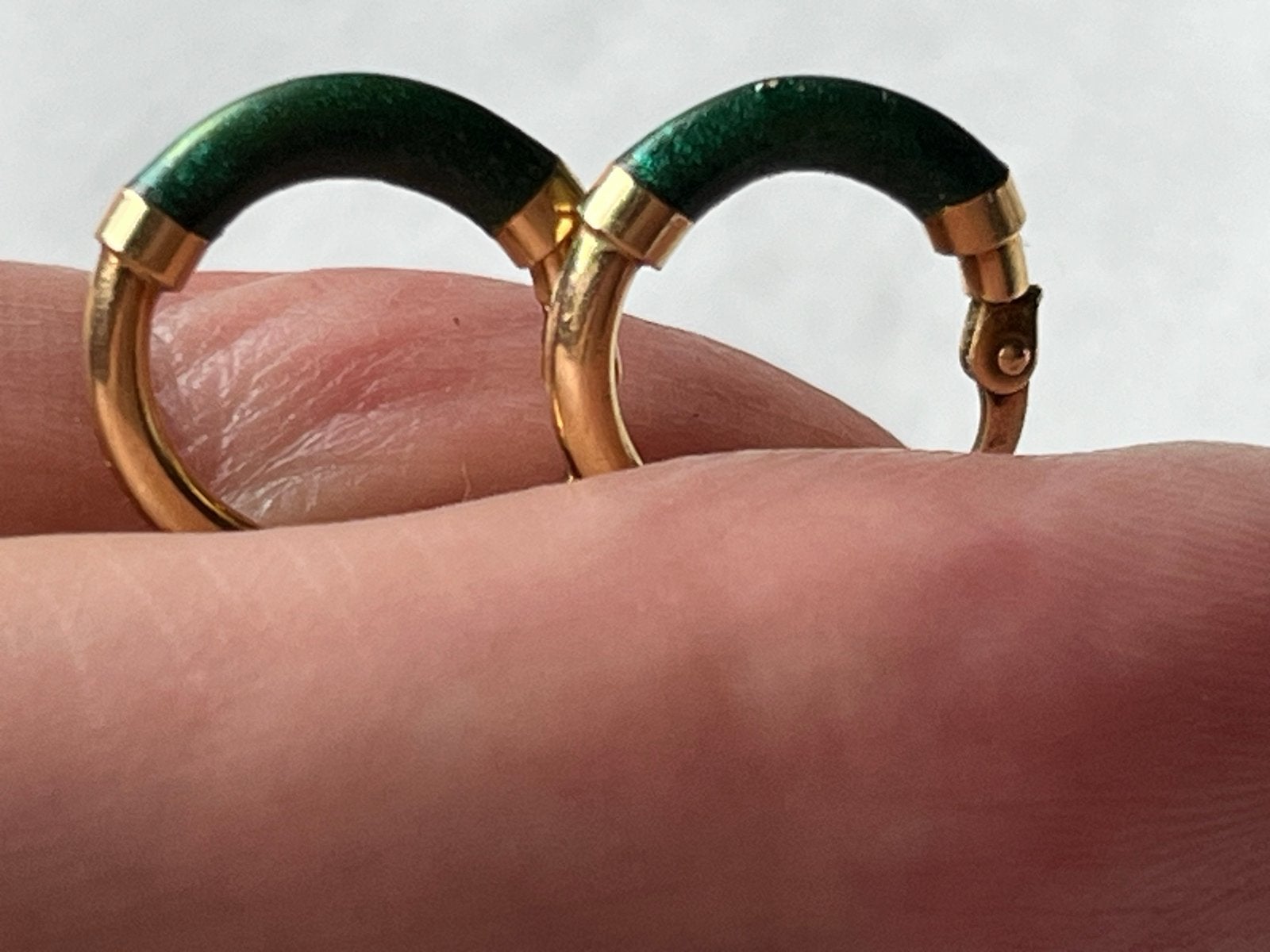 Gouden Creolen met Groen Emaille - 14 CT Goud (585), Hangers, Verzenden, Zo goed als nieuw, Groen