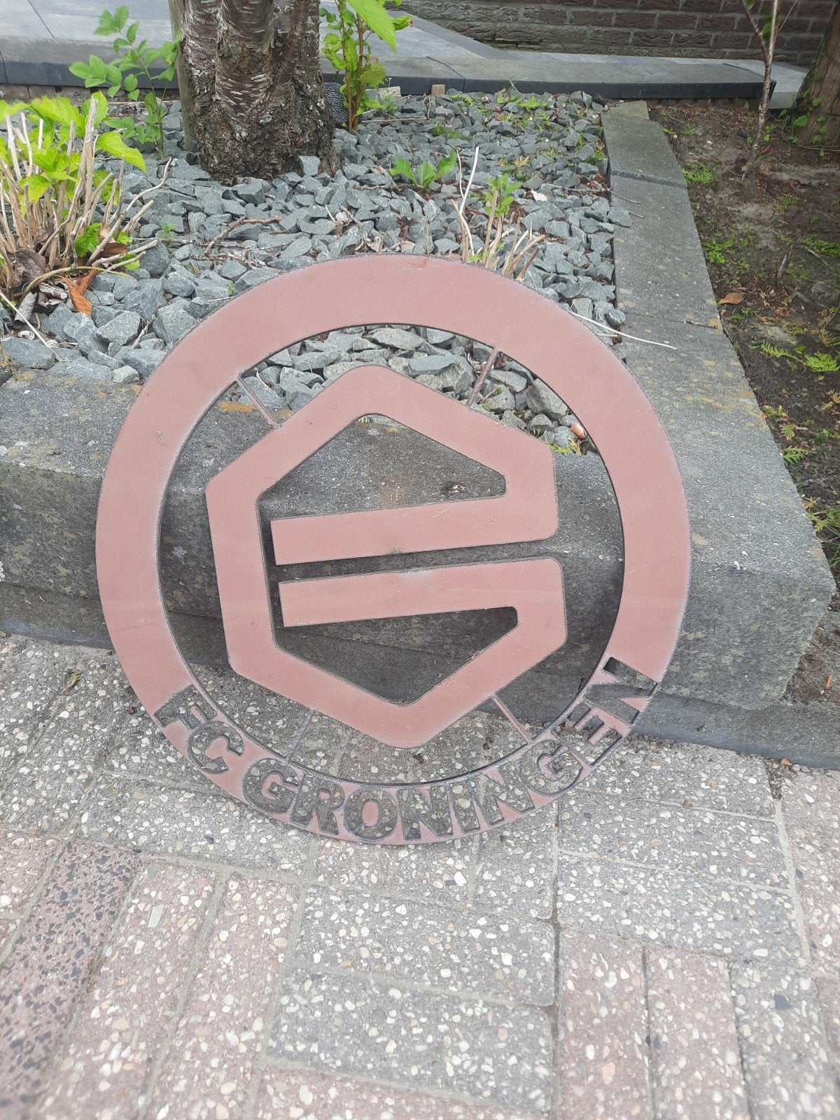 Metalen logo van groningen, Ophalen