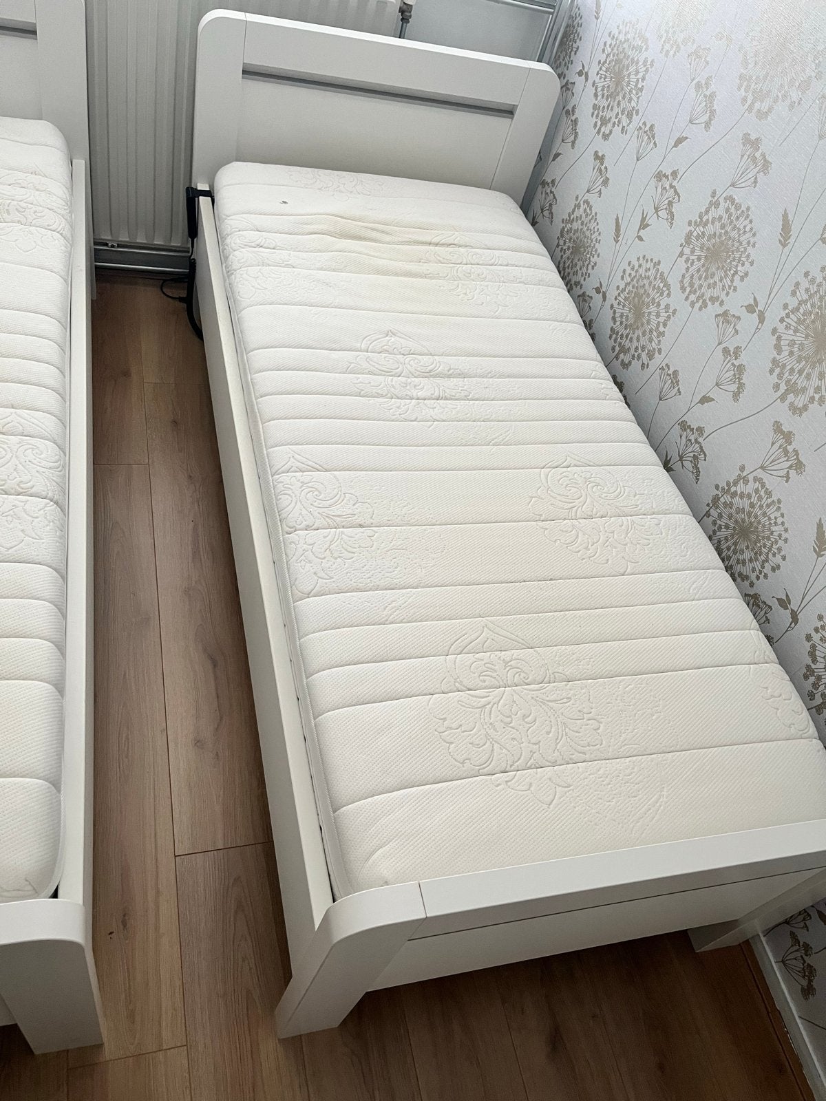 2 keer 1 persoons met verstelbaar hoofdeinde, Ophalen, 90 cm, Eenpersoons, Wit