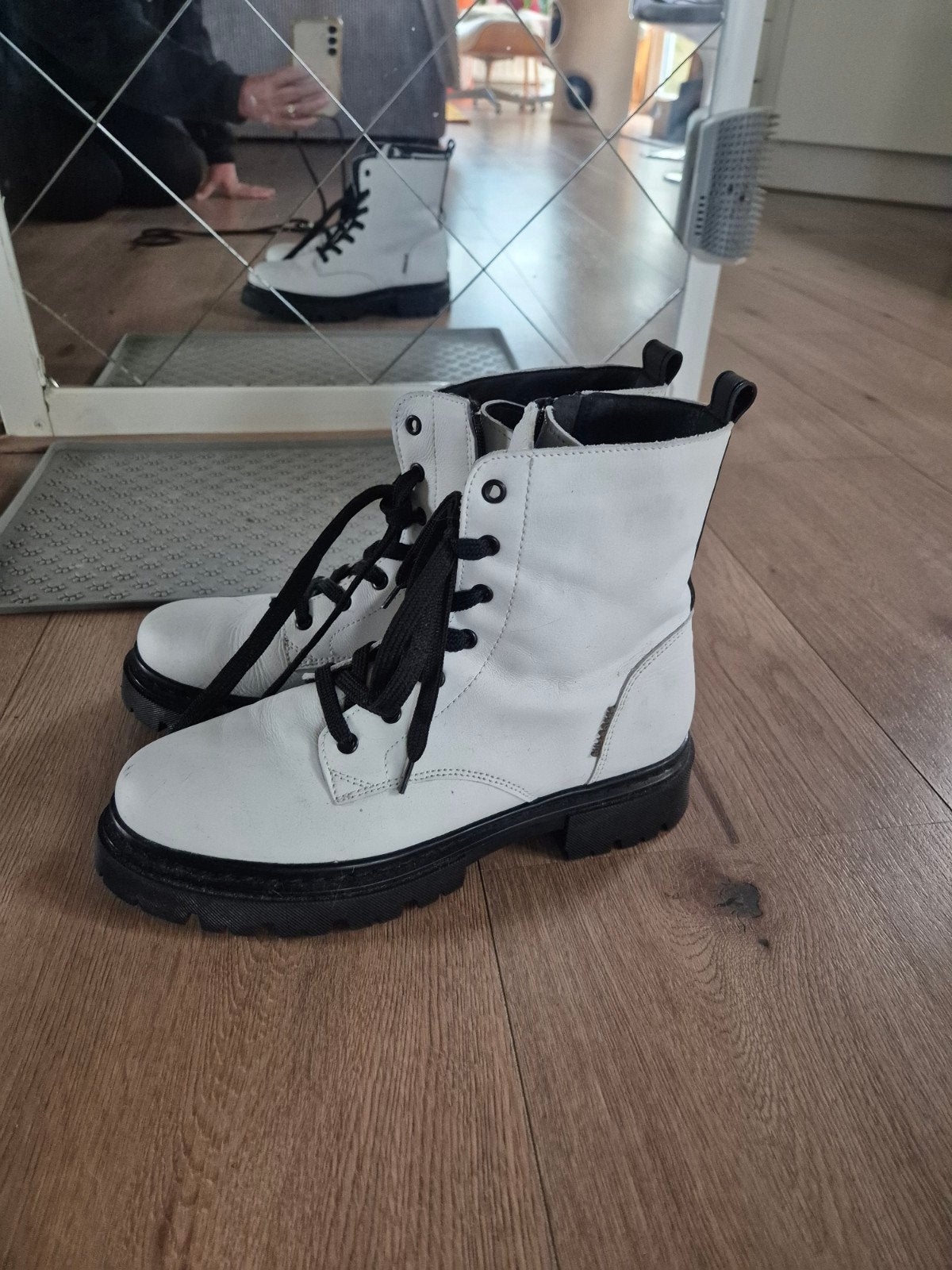 leuke boots, Kleding | Dames, Verzenden, Zo goed als nieuw, Wit