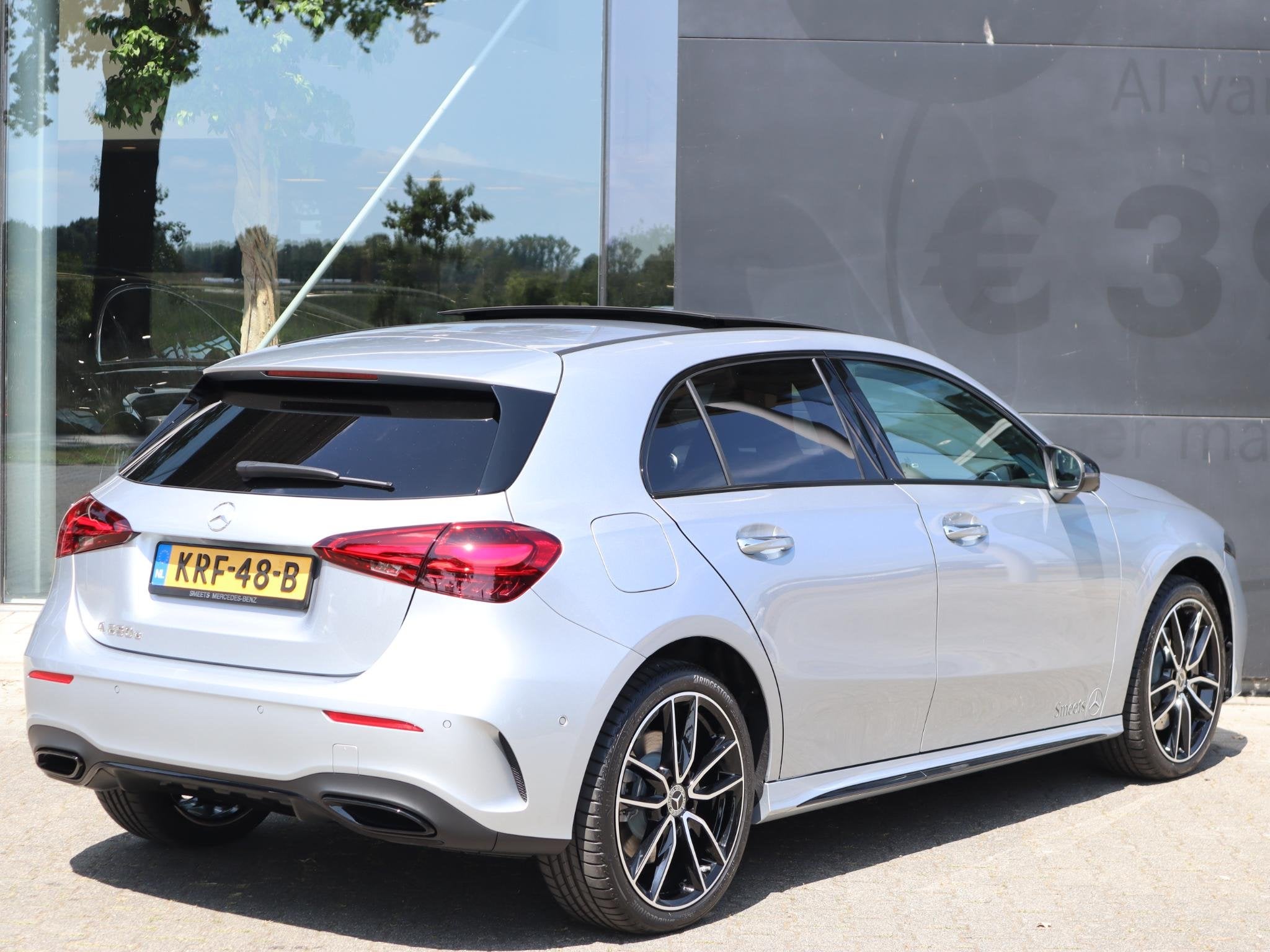 Mercedes-Benz A-klasse 250 e Star Edition AMG Line Plus l Tr, Auto's, Dealer onderhouden, Stof, 4 cilinders, 16 kWh