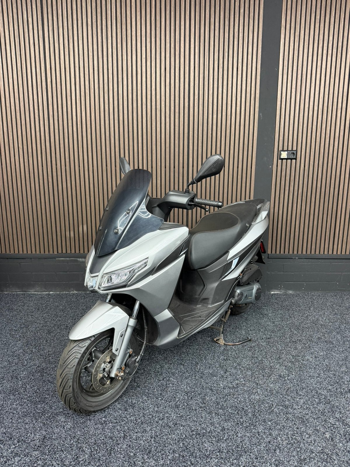 Aprilia SXR 50 snorscooter grijs 2022 – nieuwe banden, Overige modellen, Zo goed als nieuw, Benzine, Maximaal 25 km/u