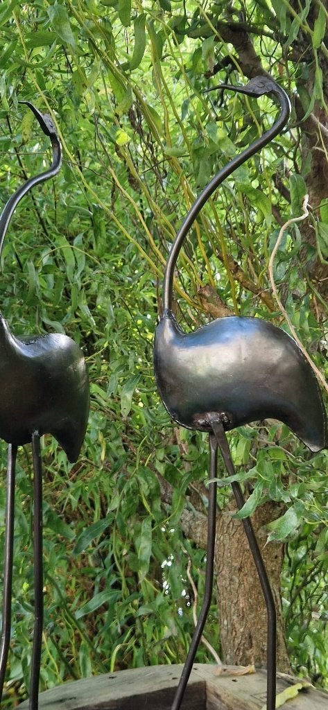 2 mooie metalen flamingobeelden, binnen of buiten (brocante), Ophalen of Verzenden, Gebruikt, Metaal, Dierenbeeld