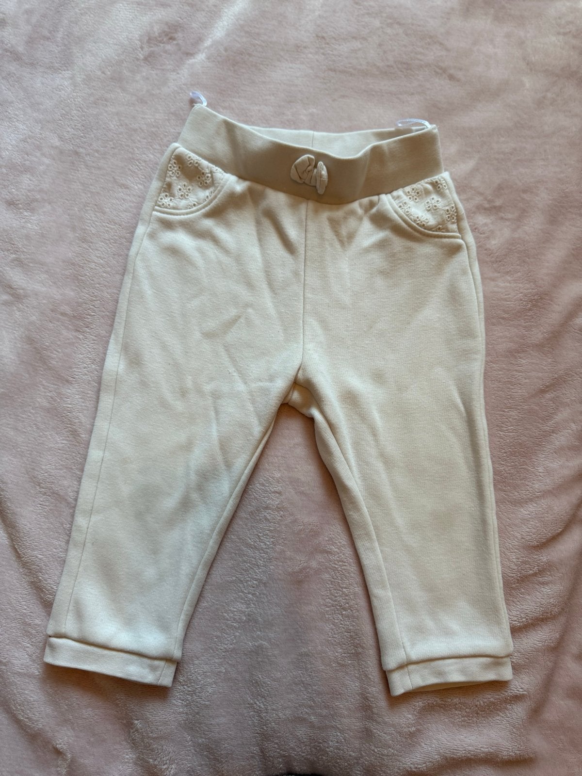 Comfortabele thermo babybroek met kanten details maat 74, Kinderen en Baby's, Ophalen of Verzenden, Zo goed als nieuw, Jongetje of Meisje