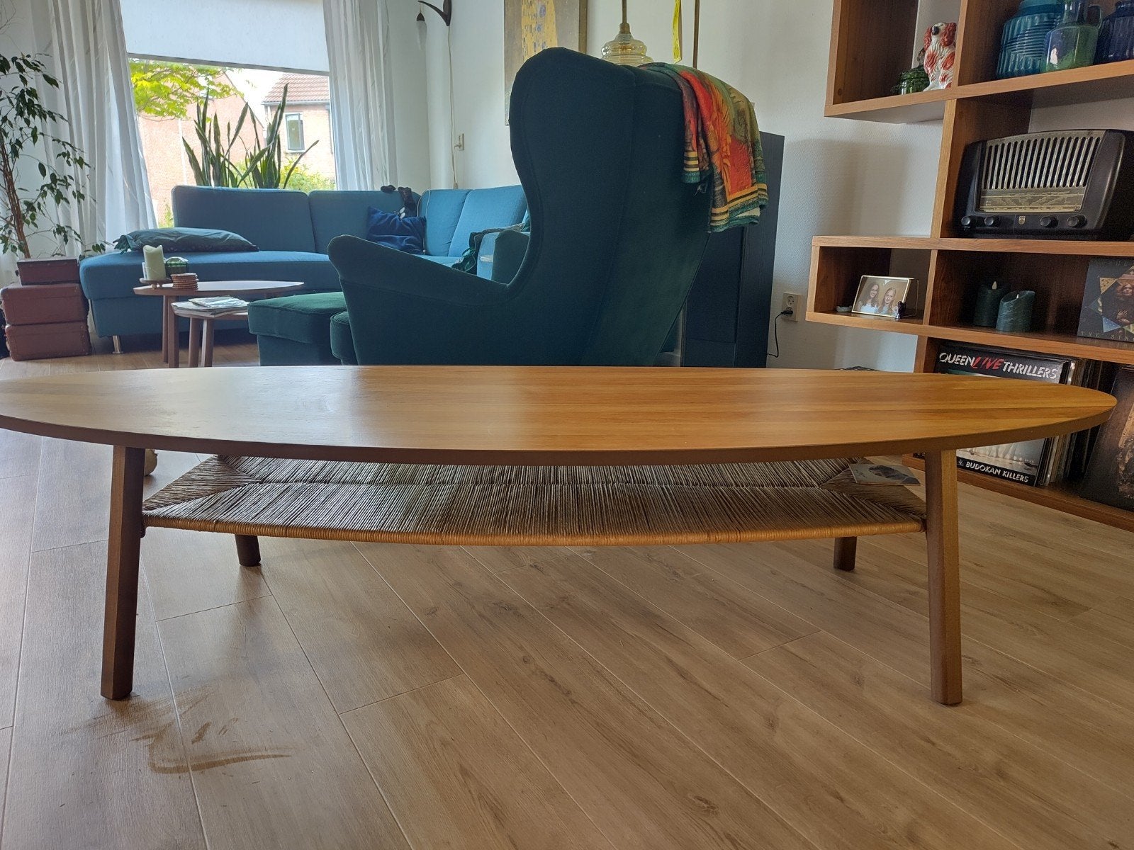 Ovale houten salontafel met rieten onderblad, Huis en Inrichting, Tafels | Salontafels, Ophalen, Gebruikt, Overige materialen